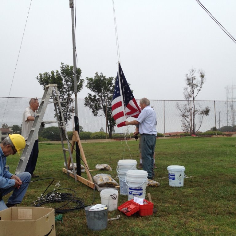MD photo (173).jpg - Dale Hanks N6NNW attaching flag to SSB antenna